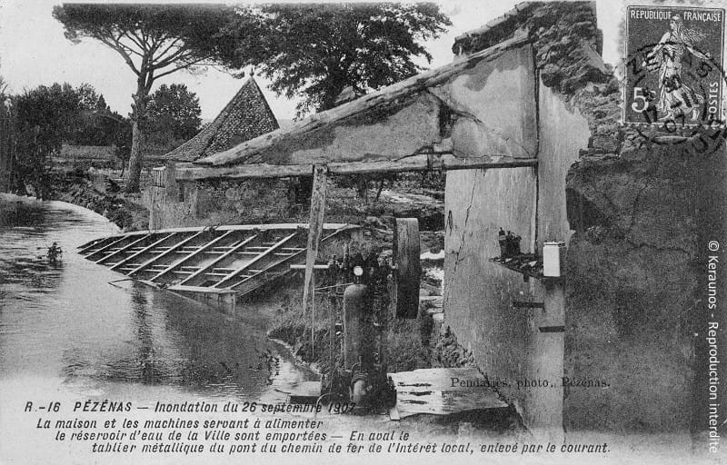 PÉZENAS (Hérault) - Crue de la Peyne du 26 septembre 1907. Ce qu'il reste de la maison et des machines servant à alimenter le réservoir d'eau de la ville. Au second plan, le tablier métallique du pont du chemin de fer emporté la rivière. © Keraunos