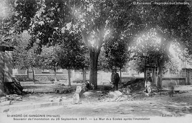 SAINT-ANDRÉ-DE-SANGONIS (Hérault) - Crue du ruisseau de Lagarel du 26 septembre 1907. Le mur des écoles après l'inondation. © Keraunos