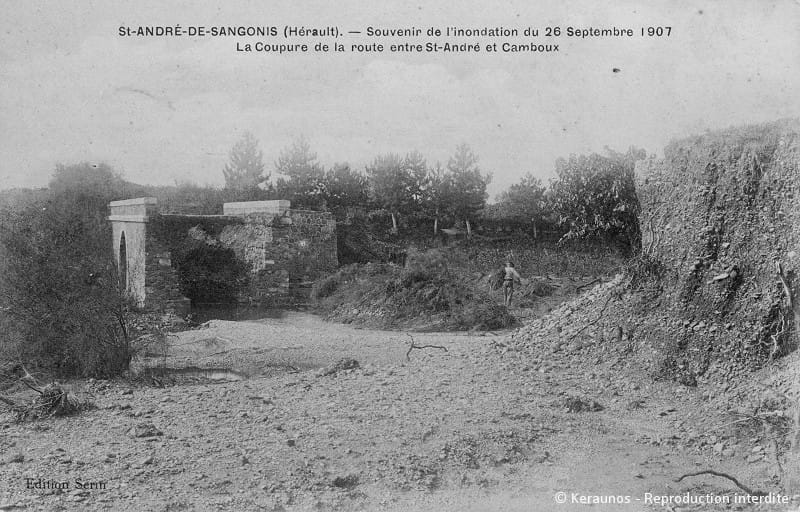SAINT-ANDRÉ-DE-SANGONIS (Hérault) - Crue de la Lergue du 26 septembre 1907. Ce qu'il reste d'un pont au niveau du lieu-dit Cambous. © Keraunos