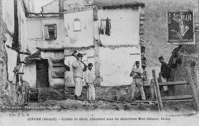 SERVIAN (Hérault) - Crue de la Lène et catastrophe du 26 septembre 1907. Soldats du génie à la recherche de Mme Cabanel, 52 ans, finalement retrouvée morte sous les décombres de son habitation. © Keraunos