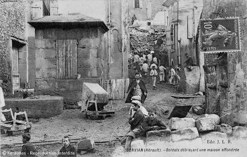 SERVIAN (Hérault) - Crue de la Lène et catastrophe du 26 septembre 1907. Soldats déblayant une maison effondrée. © Keraunos