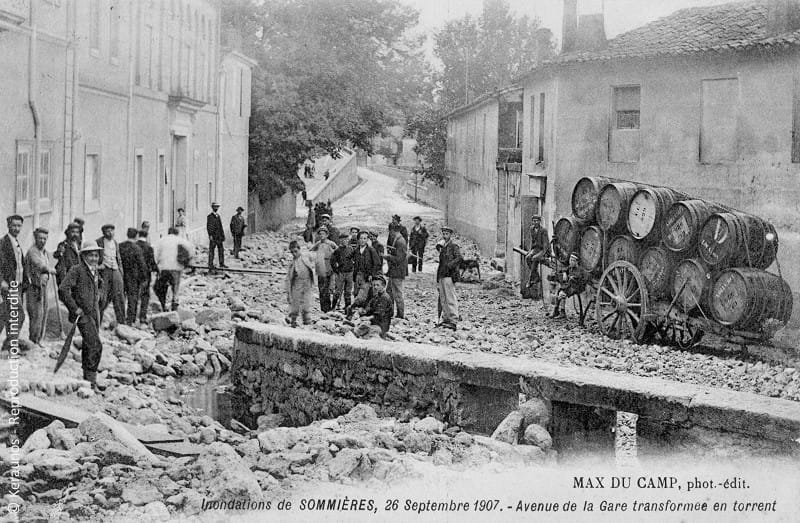 SOMMIÈRES (Gard) - Vidourlade du 26 septembre 1907. Avenue Emile Jamais en direction de la route d'Aubais. © Keraunos