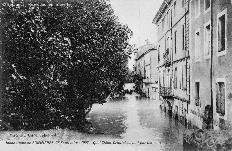 SOMMIÈRES (Gard) - Vidourlade du 26 septembre 1907. Le quai Cléon Griolet pendant la crue du Vidourle. Vue prise en direction du pont. © Keraunos