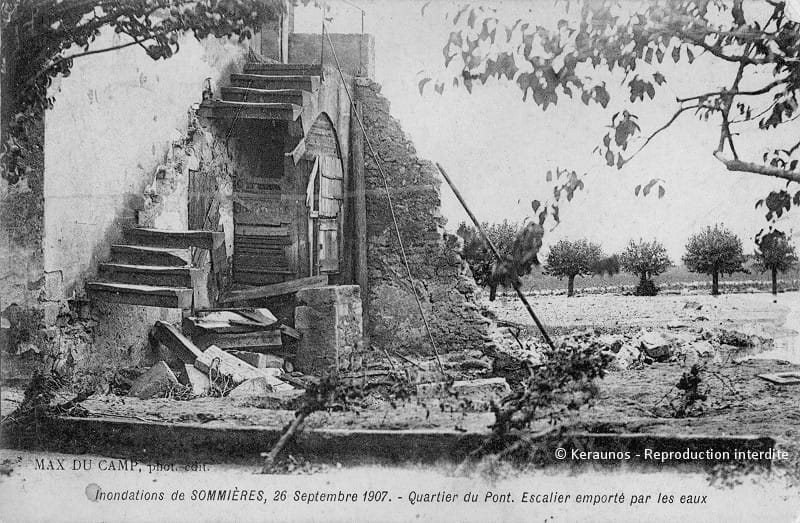SOMMIÈRES (Gard) - Vidourlade du 26 septembre 1907. Quartier du Pont. Escalier emporté par les eaux. © Keraunos
