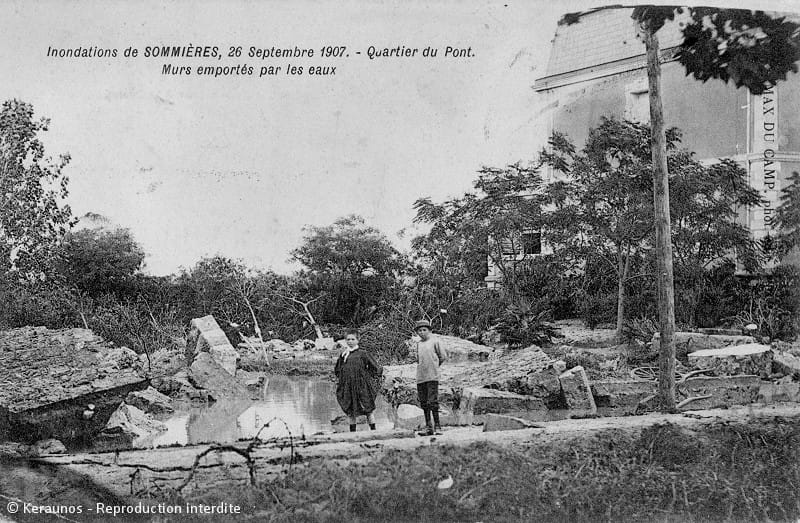 SOMMIÈRES (Gard) - Vidourlade du 26 septembre 1907. Quartier du Pont. Murs emportés par les eaux. © Keraunos