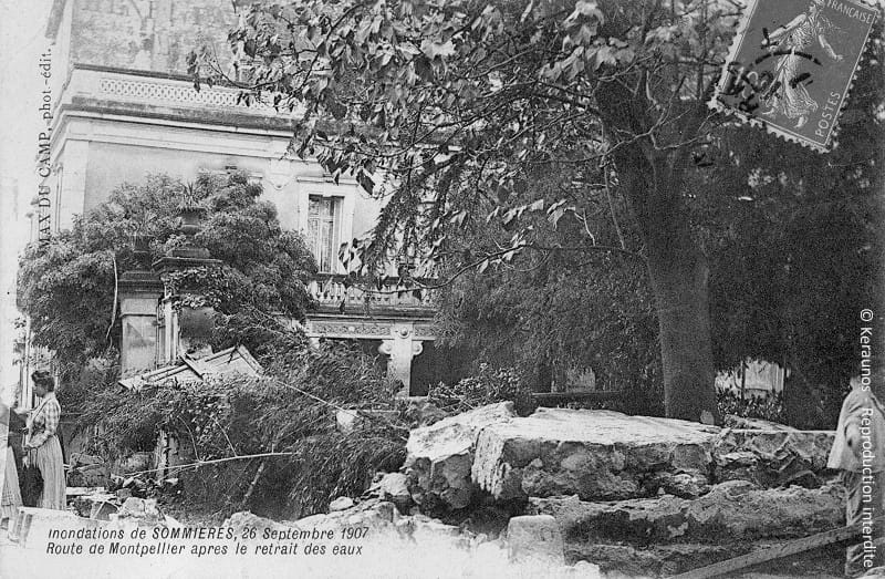 SOMMIÈRES (Gard) - Vidourlade du 26 septembre 1907. La route de Montpellier (à hauteur du n°14) après le retrait des eaux. © Keraunos