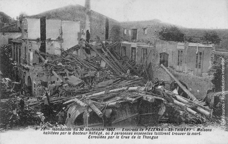 SAINT-THIBÉRY (Hérault) - Crues des 25-30 septembre 1907 (Thongue et Hérault). Maisons écroulées par la crue de la Thongue. Trois personnes sont retirées des décombres saines et sauves. © Keraunos