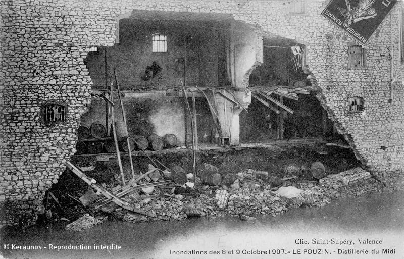 LE POUZIN (Ardèche) - Crue de l'Ouvèze des 8-9 octobre 1907. Ancienne distillerie du Midi éventrée après la crue (disparue, confluent de l'Ouvèze et du Rhône). © Keraunos