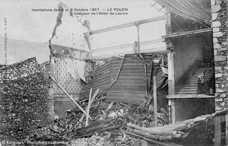 LE POUZIN (Ardèche) - Crue de l'Ouvèze des 8-9 octobre 1907. Ancien hôtel du Louvre éventré (disparu, emplacement de l'actuelle église). © Keraunos