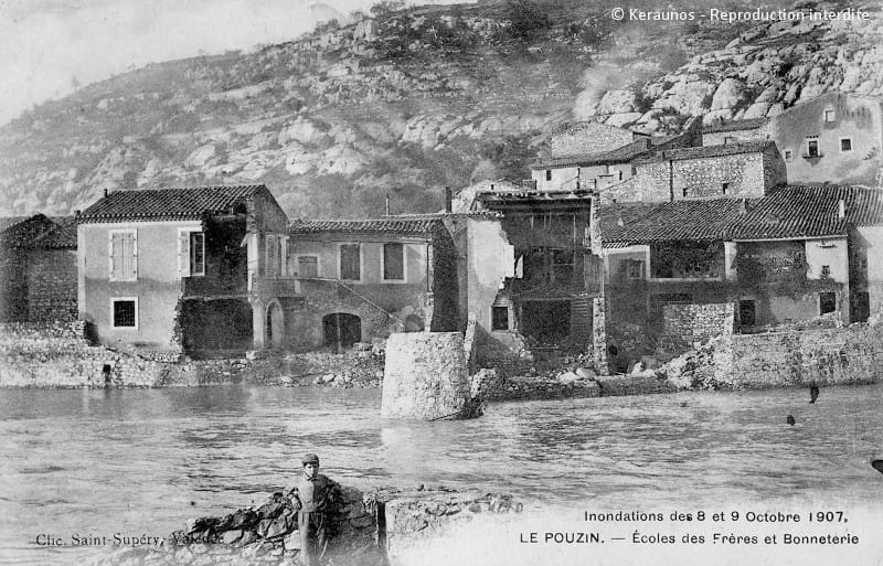 LE POUZIN (Ardèche) - Crue de l'Ouvèze des 8-9 octobre 1907. Ancienne école des Frères et bonneterie (actuelle route du Pont Romain). © Keraunos
