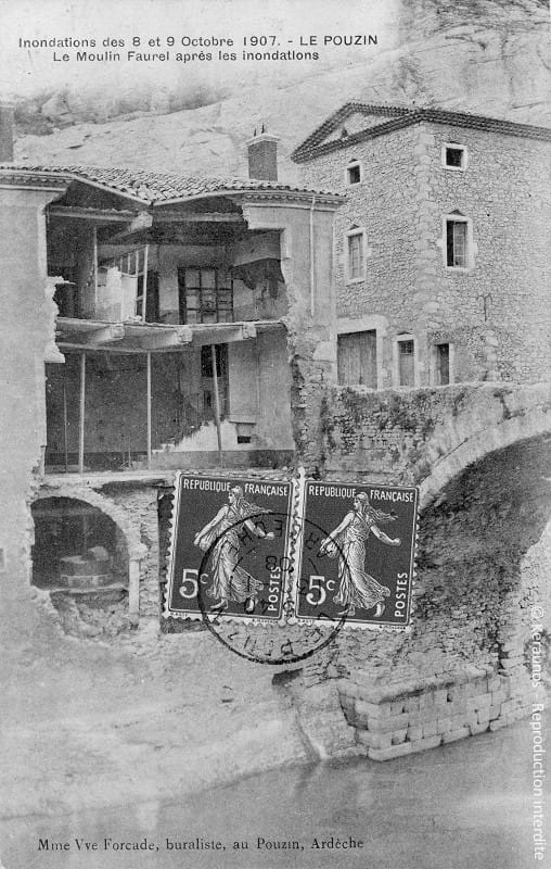 LE POUZIN (Ardèche) - Crue de l'Ouvèze des 8-9 octobre 1907. Le moulin Faurel éventré après la crue (rive droite de la rivière à hauteur du pont romain). © Keraunos