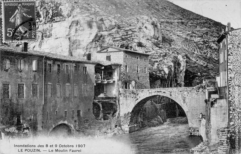 LE POUZIN (Ardèche) - Crue de l'Ouvèze des 8-9 octobre 1907. Le moulin Faurel éventré après la crue (rive droite de la rivière à hauteur du pont romain). © Keraunos
