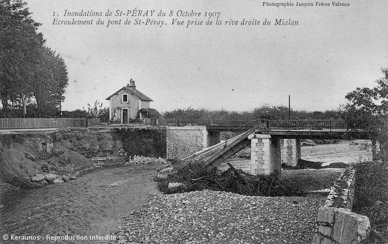 SAINT-PÉRAY (Ardèche) - Crue du Mialan des 8-9 octobre 1907. Ecroulement du pont (vue prise de la rive droite de la rivière). © Keraunos