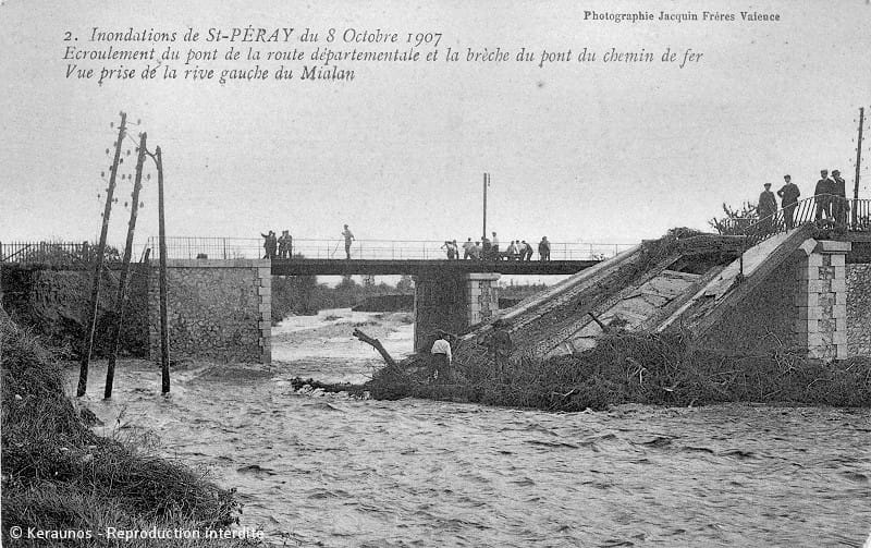SAINT-PÉRAY (Ardèche) - Crue du Mialan des 8-9 octobre 1907. Ecroulement du pont (vue prise de la rive gauche de la rivière). © Keraunos