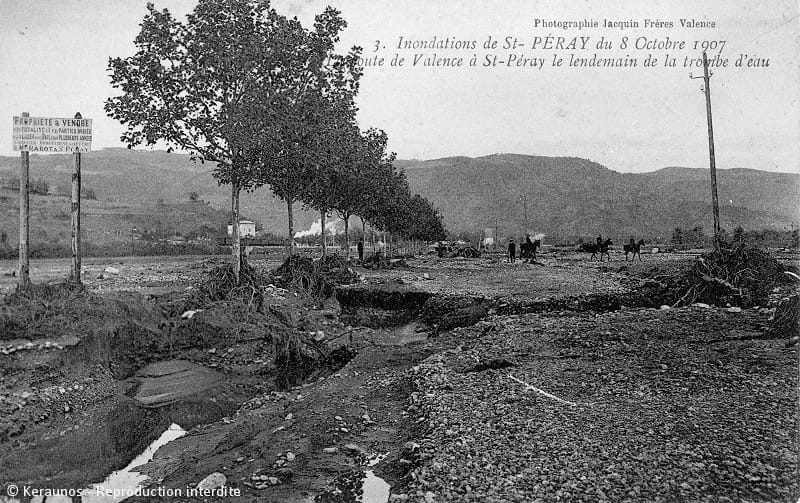 SAINT-PÉRAY (Ardèche) - Crue du Mialan des 8-9 octobre 1907. La route de Valence au lendemain de la crue. Vue prise de l'actuelle avenue Gross Umstadt. © Keraunos
