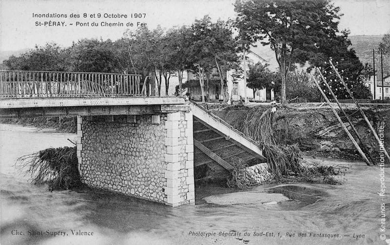 SAINT-PÉRAY (Ardèche) - Crue du Mialan des 8-9 octobre 1907. Ecroulement du pont (vue prise de la rive droite de la rivière). © Keraunos