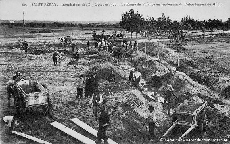 SAINT-PÉRAY (Ardèche) - Crue du Mialan des 8-9 octobre 1907. La route de Valence au lendemain de la crue. © Keraunos