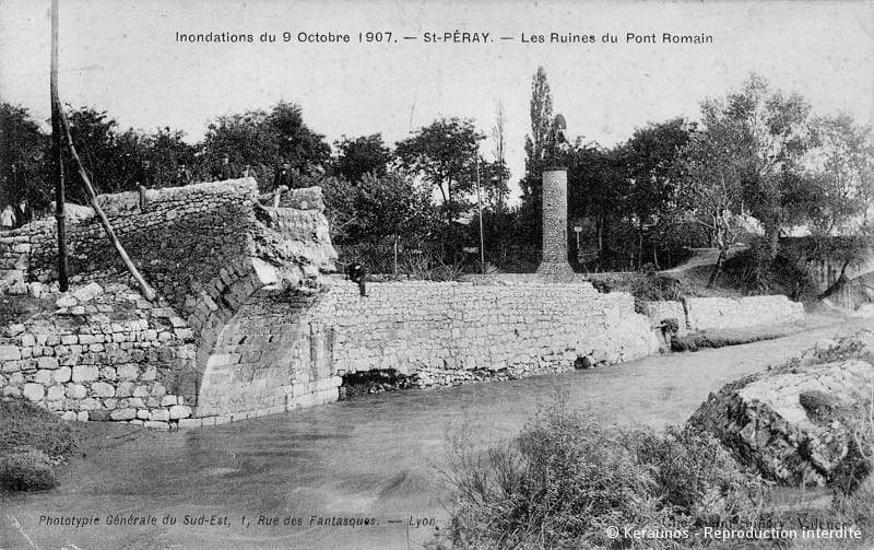 SAINT-PÉRAY (Ardèche) - Crue du Mialan des 8-9 octobre 1907. Les ruines du pont romain. © Keraunos