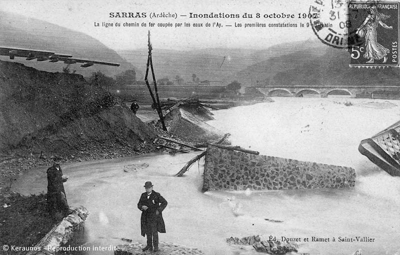 SARRAS (Ardèche) - Crue de l'Ay du 8 octobre 1907. Le pont du chemin de fer emporté par le courant. © Keraunos