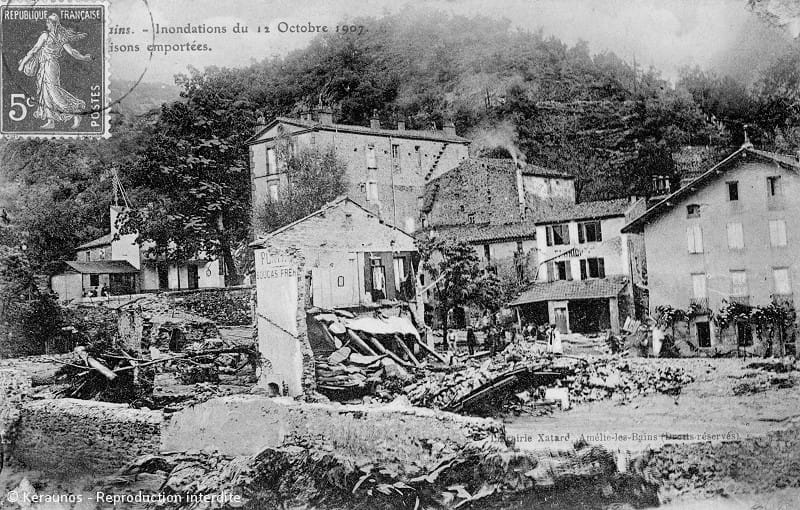 AMÉLIE-LES-BAINS-PALALDA (Pyrénées-Orientales) - Crue du Tech et catastrophe du 12 octobre 1907. Maisons emportées (6 personnes décèdent à Amélie-les-Bains et 4 autres à Corsavy). © Keraunos