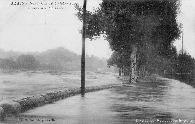 ALÈS (Gard) - Gardonnade du 16 octobre 1907. Avenue des Platanes (quai de la Brigade du Languedoc), côté rive droite du Gardon. © Keraunos