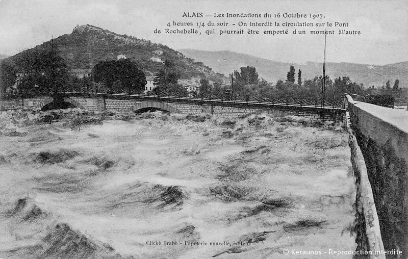 ALÈS (Gard) - Gardonnade du 16 octobre 1907. Aperçu du pont de Rochebelle en direction du faubourg de Rochebelle, vers 16h15 : la circulation est interdite. © Keraunos