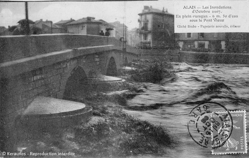 ALÈS (Gard) - Gardonnade du 16 octobre 1907. Aperçu du pont Vieux en direction du faubourg du Soleil. © Keraunos