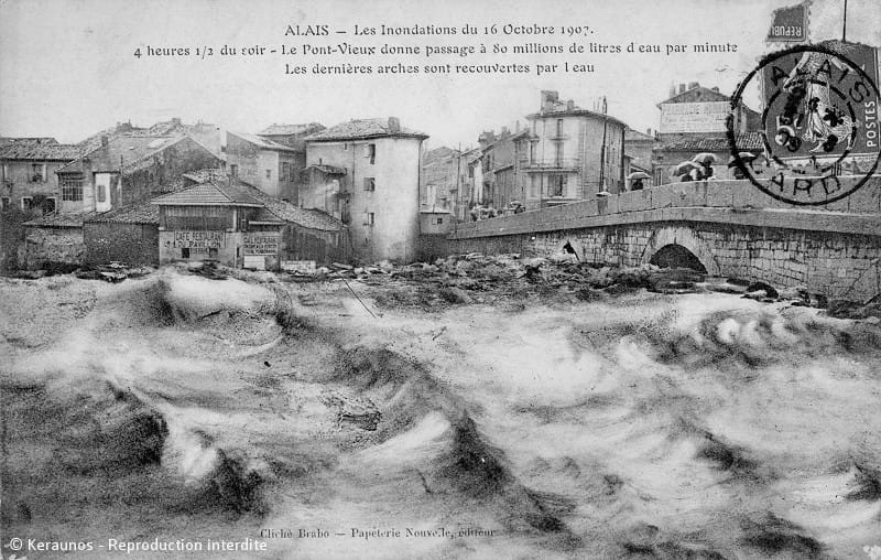 ALÈS (Gard) - Gardonnade du 16 octobre 1907. Aperçu du pont Vieux en direction du faubourg du Soleil, vers 16h30 : les dernières arches du pont sont presque recouvertes par les eaux du Gardon. © Keraunos