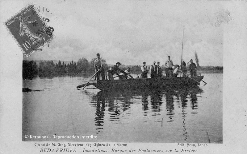 BÉDARRIDES (Vaucluse) - Crue de l'Ouvèze et inondations des 8-15 novembre 1907. Barque des pontonniers sur la rivière. © Keraunos
