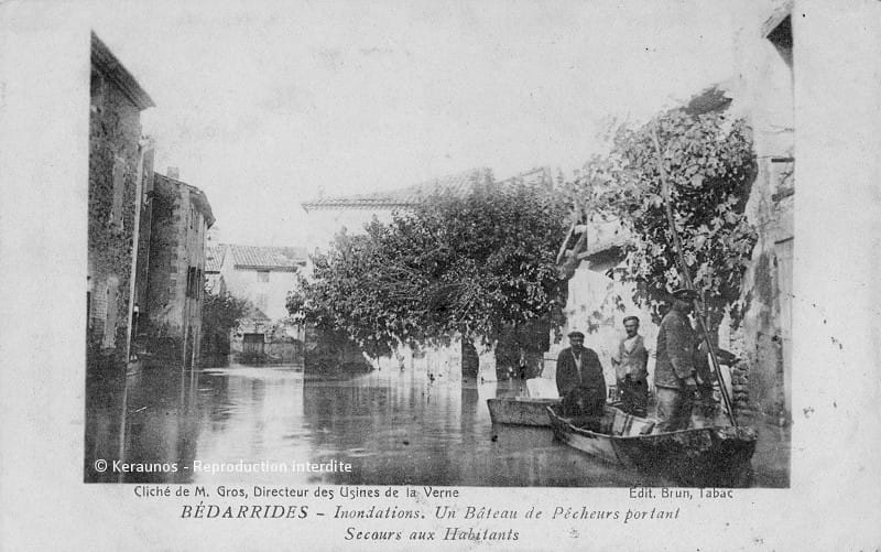 BÉDARRIDES (Vaucluse) - Crue de l'Ouvèze et inondations des 8-15 novembre 1907. Un bateau de pêcheurs portant secours aux habitants, dans le centre-ville. © Keraunos