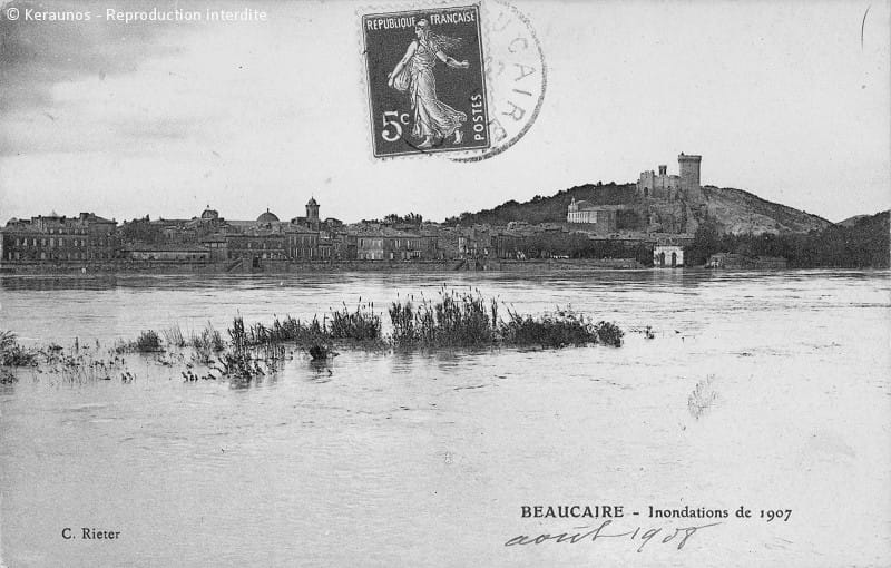 BEAUCAIRE (Gard) - Crues du Rhône en novembre 1907. Vue d'ensemble de la commune (rive droite du fleuve) depuis le pont. © Keraunos