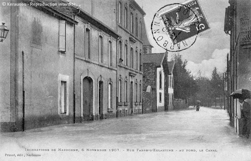 NARBONNE (Aude) - Débordement du canal de la Robine le 6 novembre 1907. La rue Fabre d'Eglantine en direction du quai Victor Hugo. © Keraunos