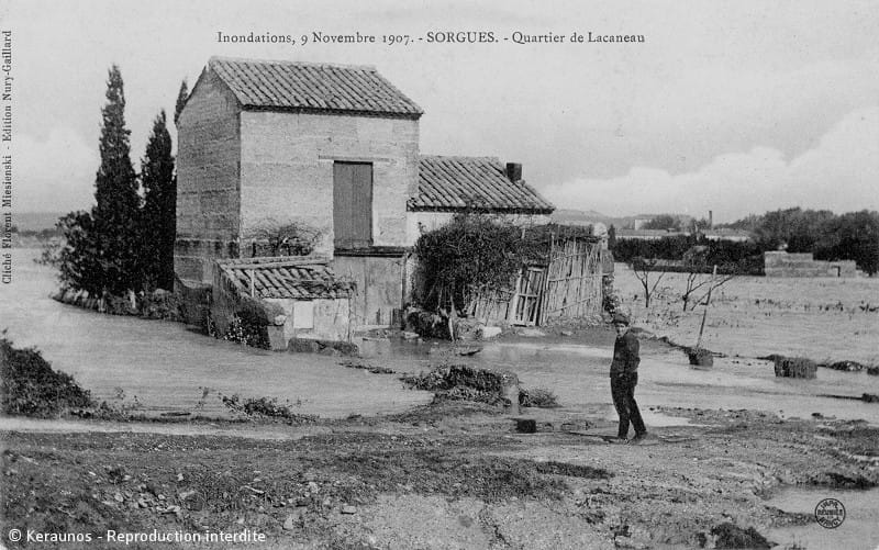SORGUES (Vaucluse) - Crue de l'Ouvèze et inondations du 9 novembre 1907. Quartier Lacanau (chemin Grange des Roues) à proximité de la rivière. © Keraunos