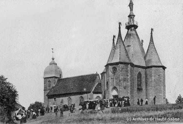La chapelle Notre-Dame-du-Haut avant l'incendie du 30 août 1913. (c) - Archives de Haute-Saône