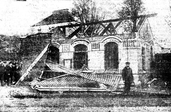 Tornade de Rennes (Ille-et-Vilaine) du 16 octobre 1910 - Toiture du bureau d'octroi arrachée. © Archives Ouest-Eclair