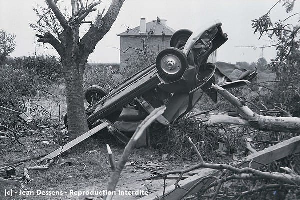 Tornade EF5 de Palluel (Pas-de-Calais) du 24 juin 1967 - Voiture emmenée dans les airs et retombée 60 mètres plus loin à Palluel. © Jean Dessens
