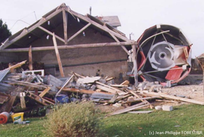 Tornade EF3 de Rouillé le 9 novembre 1997. (c) Mairie de Rouillé / Jean-Philippe FORESTIER Tornade EF3 de Rouillé le 9 novembre 1997. (c) Mairie de Rouillé / Jean-Philippe FORESTIER