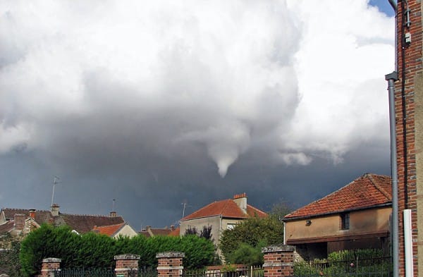 Tornade EF1 d'Aillant-sur-Tholon (Yonne) du 19 octobre 2006 - Photographie du phénomène (c) P. Penhouet