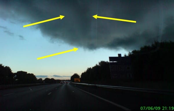 Tornade d'Assevillers (Somme) du 7 juin 2009 - Aperçu du tuba lorsqu'il s'approche de l'autoroute A1. © G. DEBAECKER