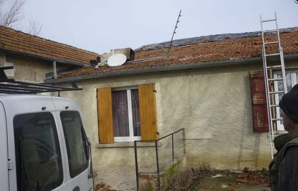 Tornade EF0 de Montégut (Gers) du 7 février 2009 - Hameau de Bonnefont - Toiture d'habitation faiblement endommagée. (c) - La Dépêche