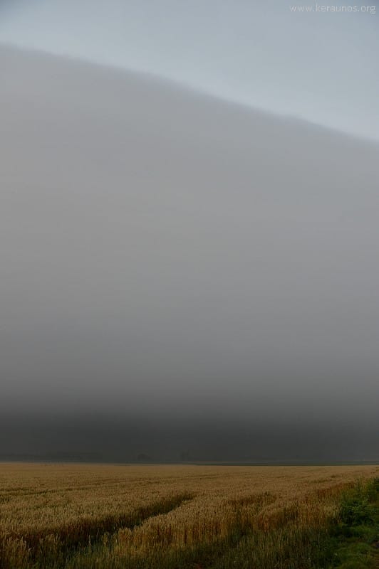 Arcus excessivement bas associé au Complexe Convectif de Mésoéchelle (MCC), le 27 juillet 2013, à 08h30 locales. Photo prise depuis l'aéroport de Lille-Lesquin (Nord). Les bases nuageuses étaient positionnées à moins de 100 mètres d'altitude à cet instant. (c) KERAUNOS