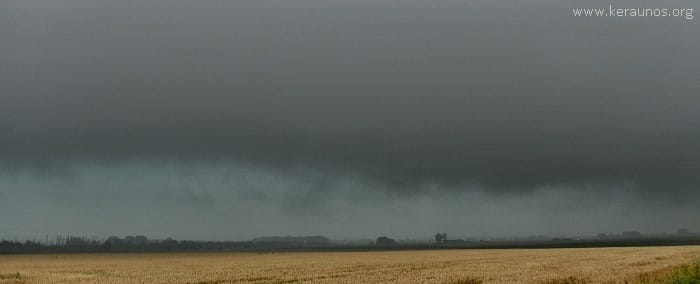 Arcus excessivement bas associé au Complexe Convectif de Mésoéchelle (MCC), le 27 juillet 2013, à 08h30 locales. Photo prise depuis l'aéroport de Lille-Lesquin (Nord). Les bases nuageuses étaient positionnées à moins de 100 mètres d'altitude à cet instant. (c) KERAUNOS