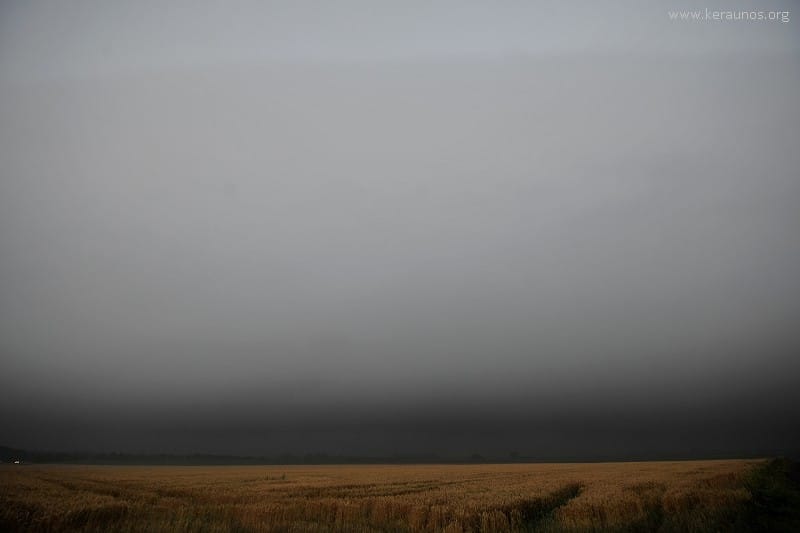 Arcus excessivement bas associé au Complexe Convectif de Mésoéchelle (MCC), le 27 juillet 2013, à 08h30 locales. Photo prise depuis l'aéroport de Lille-Lesquin (Nord). Les bases nuageuses étaient positionnées à moins de 100 mètres d'altitude à cet instant. (c) KERAUNOS