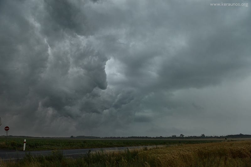 Sillage turbulent à l'arrière de l'arcus associé au Complexe Convectif de Mésoéchelle (MCC), le 27 juillet 2013, à 08h30 locales. Photo prise depuis l'aéroport de Lille-Lesquin (Nord). (c) KERAUNOS
