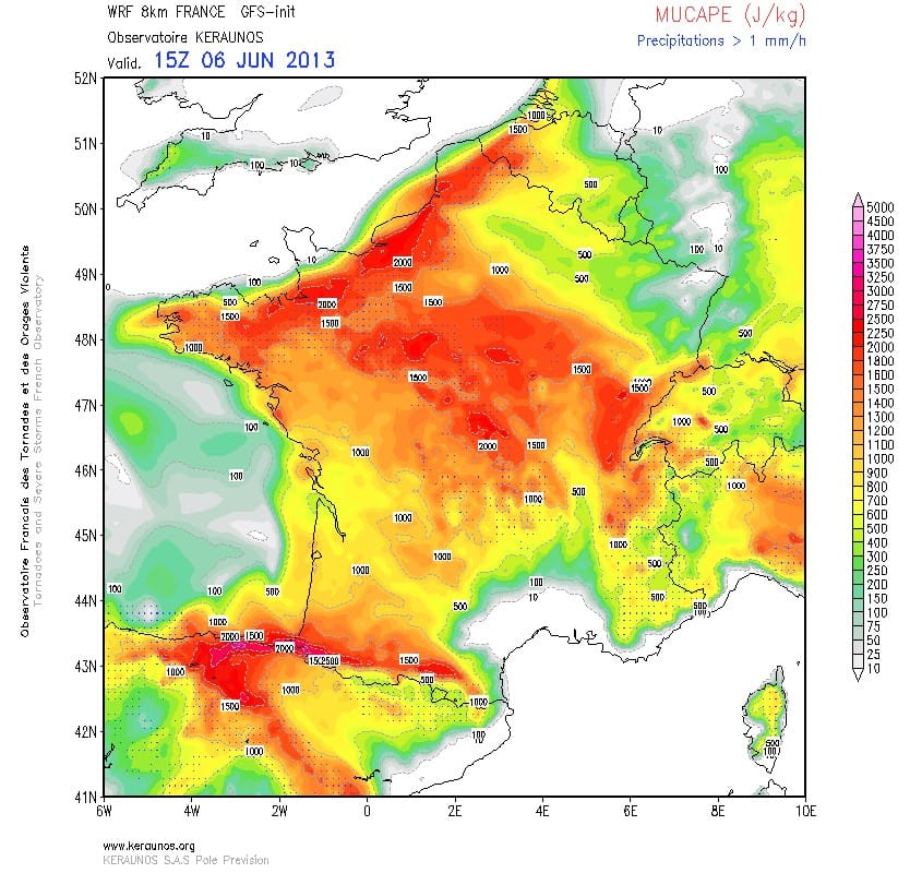 MUCAPE (J/kg), le 6 juin 2013 à 17h locales. Modèle WRF 8 km France. (c) KERAUNOS
