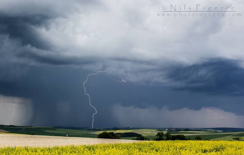 Impact diurne dans l'Yonne le 8 juin 2013 sur les hauteurs de Taingy. Crédit photo : Nils Pigerre