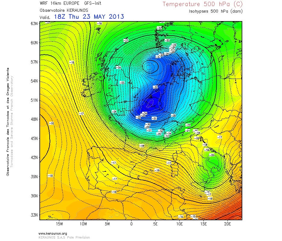Isohypses et température à 500 hPa. Modèle WRF 16km Europe pour le 23 mai 2013 à 20h locales. Run du 23.05.2013 06Z. (c) KERAUNOS