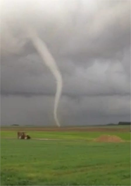 Capture vidéo (Florian DELPLANQUE) de la tornade de Bray-sur-Somme du 20 octobre 2013.