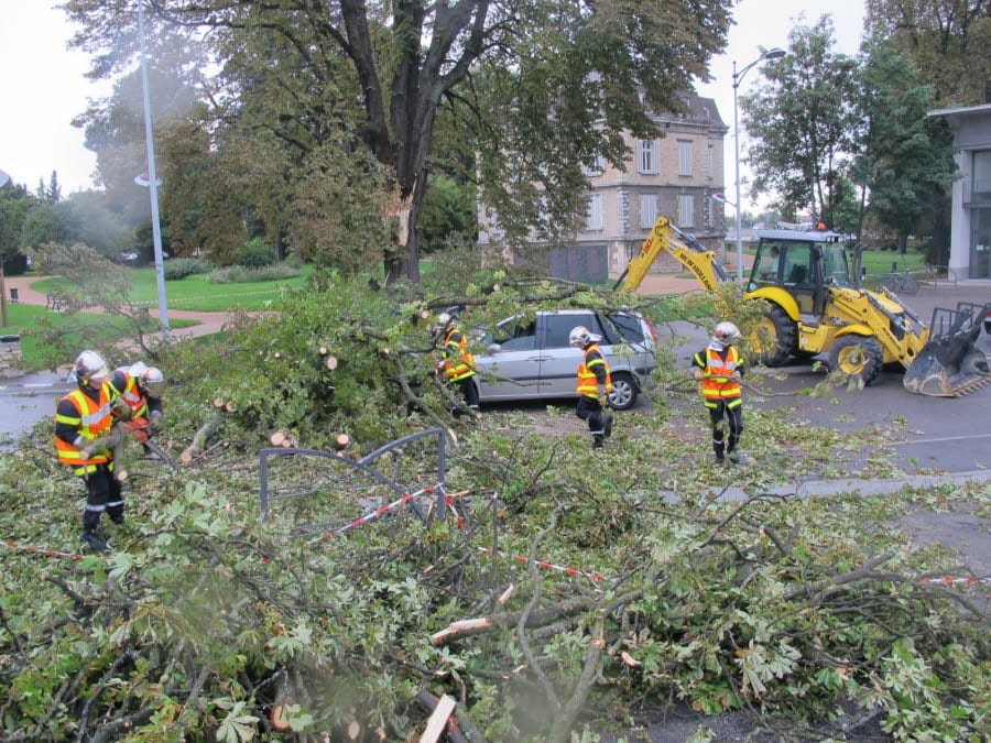 Dommages causés par de fortes rafales de vent sous orages, dans le nord de l'Isère, le 8 août 2014. (c) Le Dauphiné