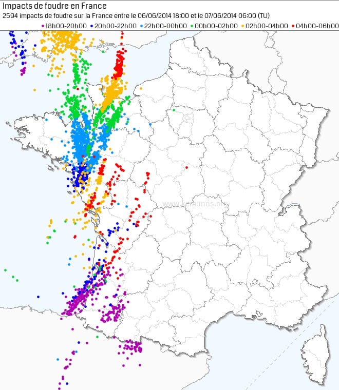 Carte des impacts de foudre détectés durant la nuit du 6 au 7 juin 2014 (heures en TU). (c) KERAUNOS